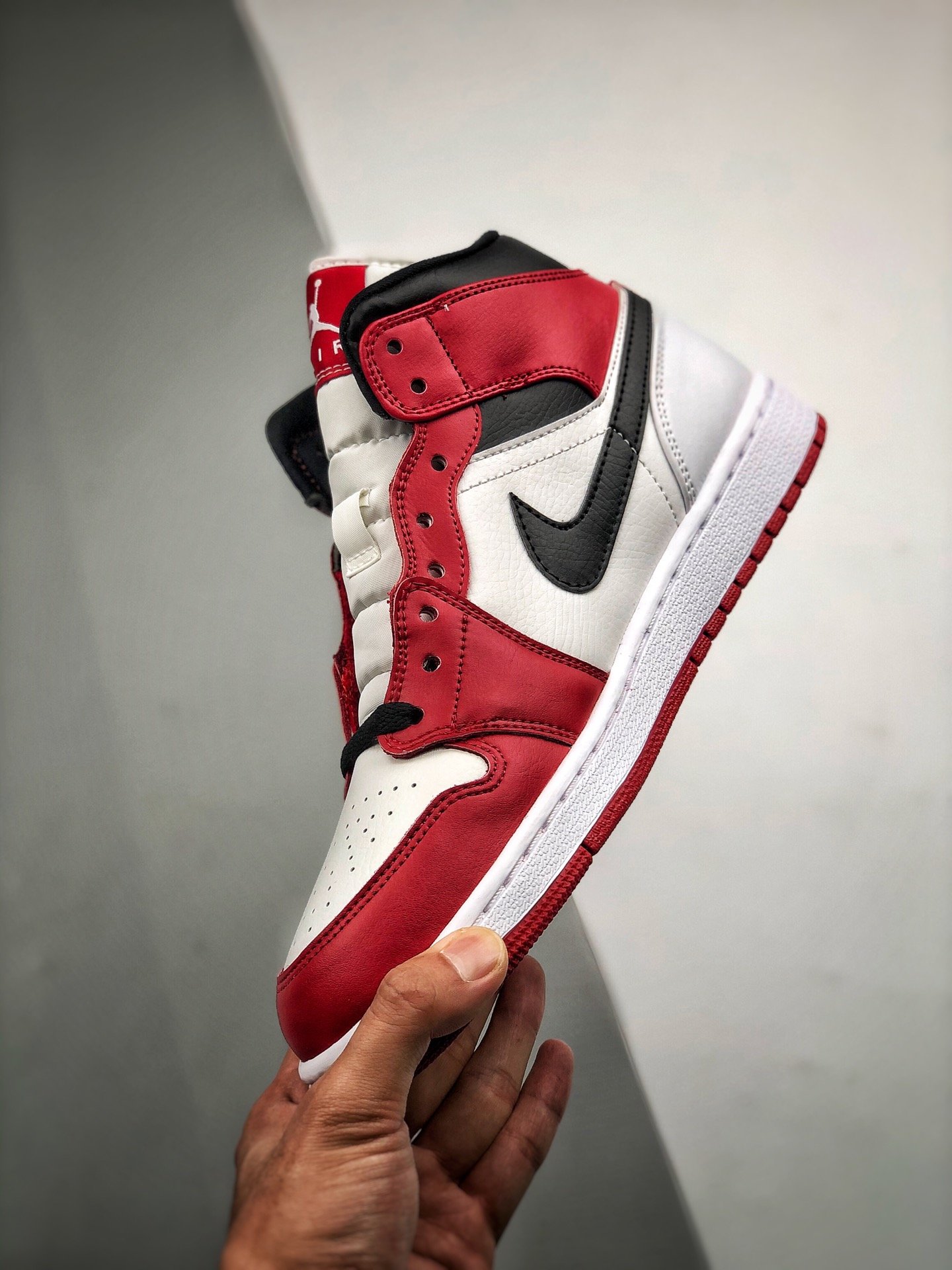 Air Jordan 1 Mid Chicago White/Black/Red 11