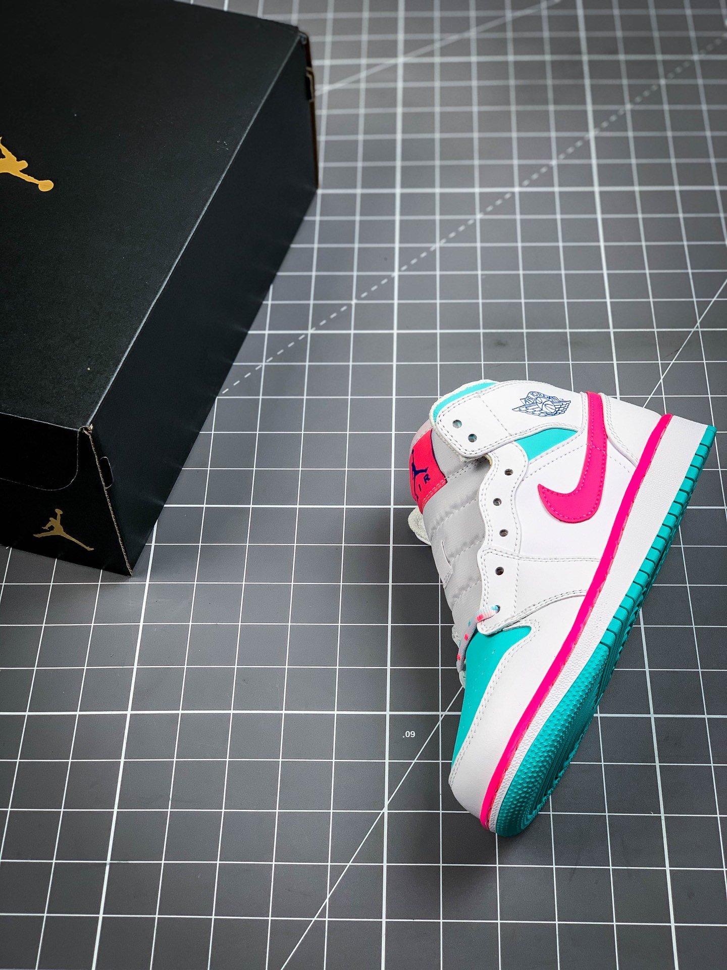 Air Jordan 1 Mid Gs Digital Pink/Aurora Green/White 17