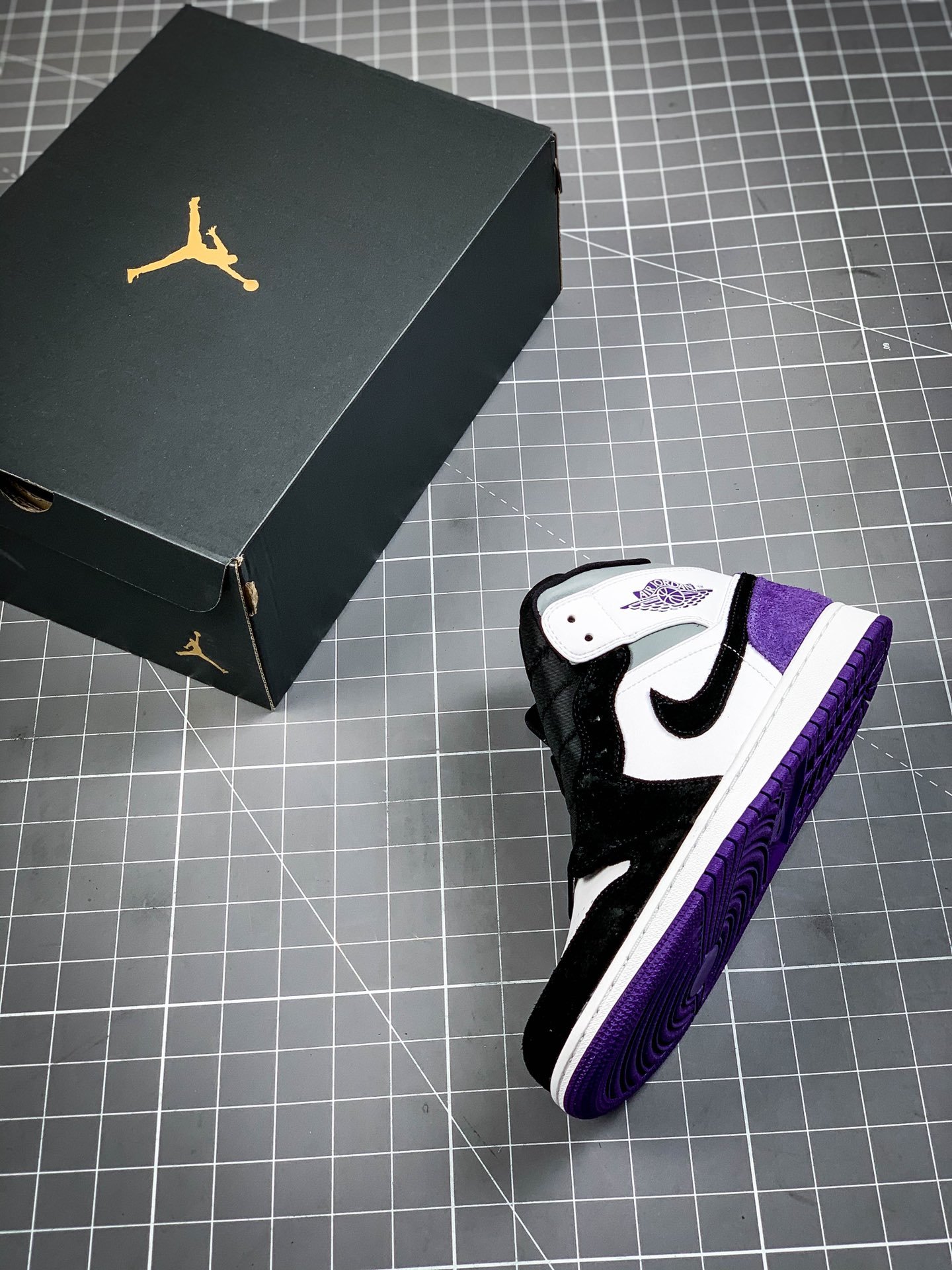 Air Jordan 1 Mid Se White/Black-Light Solar Flare Heather-Varsity Purple 9