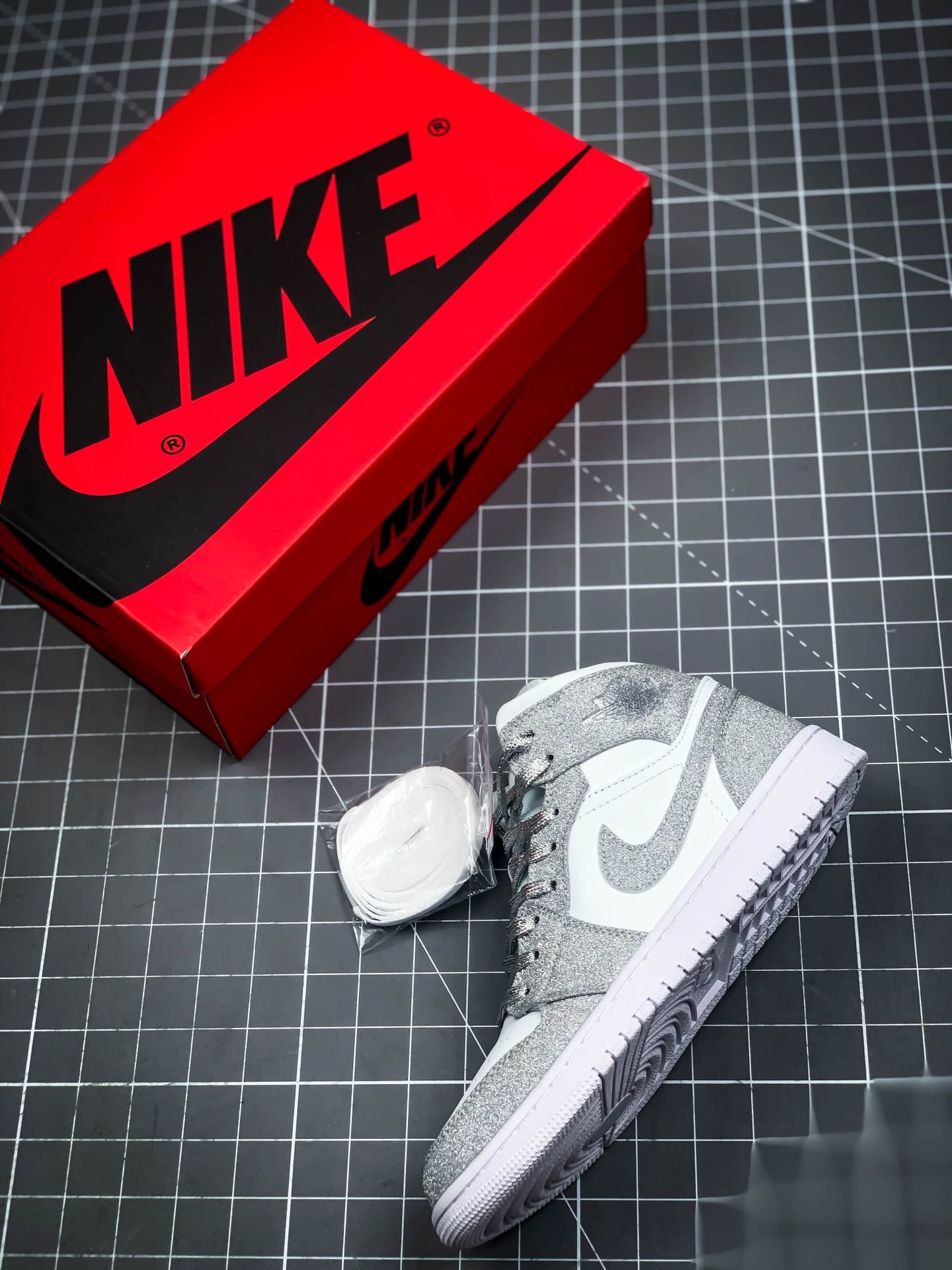 Air Jordan 1 Mid White/Silver 11