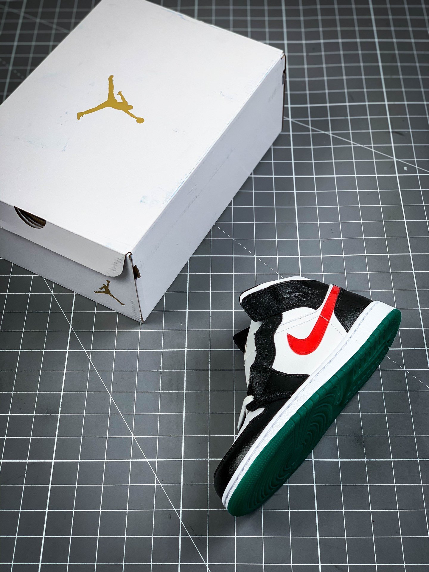 Air Jordan 1 Mid Alternate Swooshes Black/University Red-White-Lucid Green 13