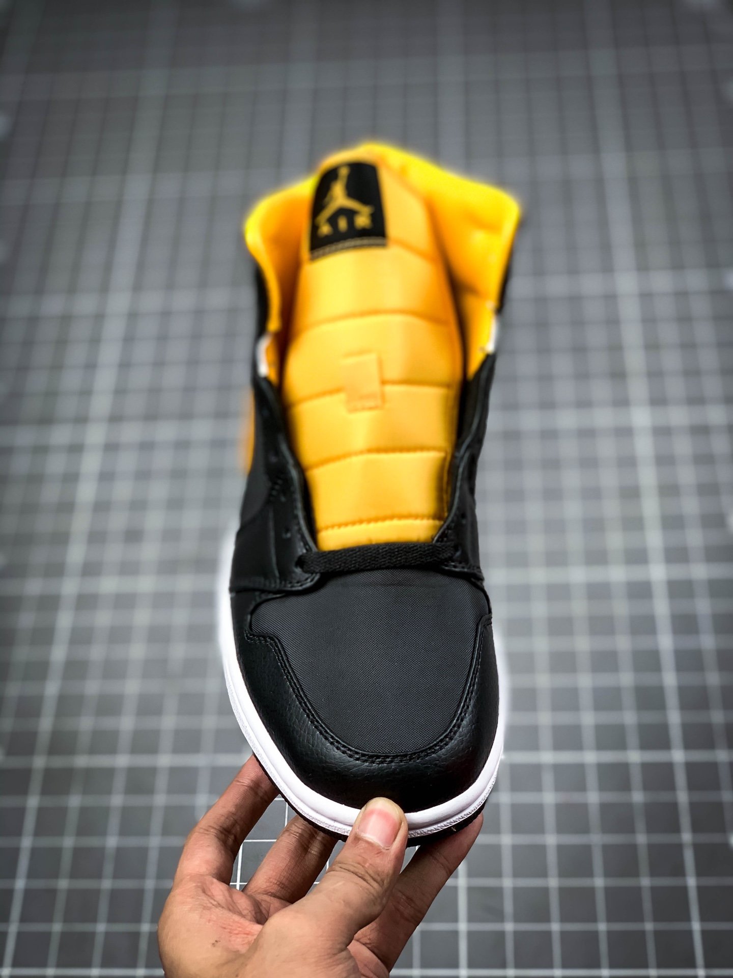 Air Jordan 1 Mid Black/University Gold/White 7