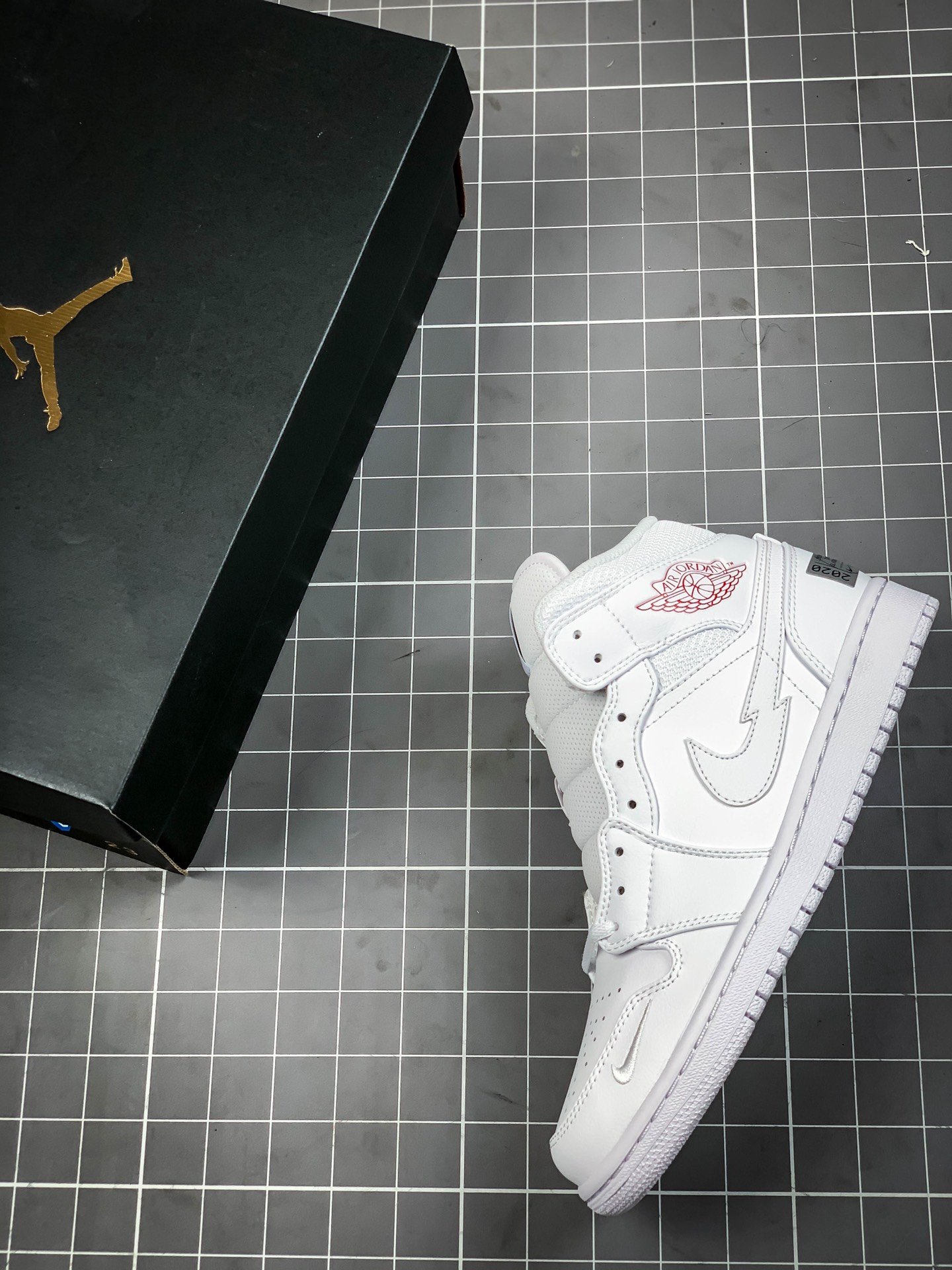 Air Jordan 1 Mid London White/Red-Silver 7