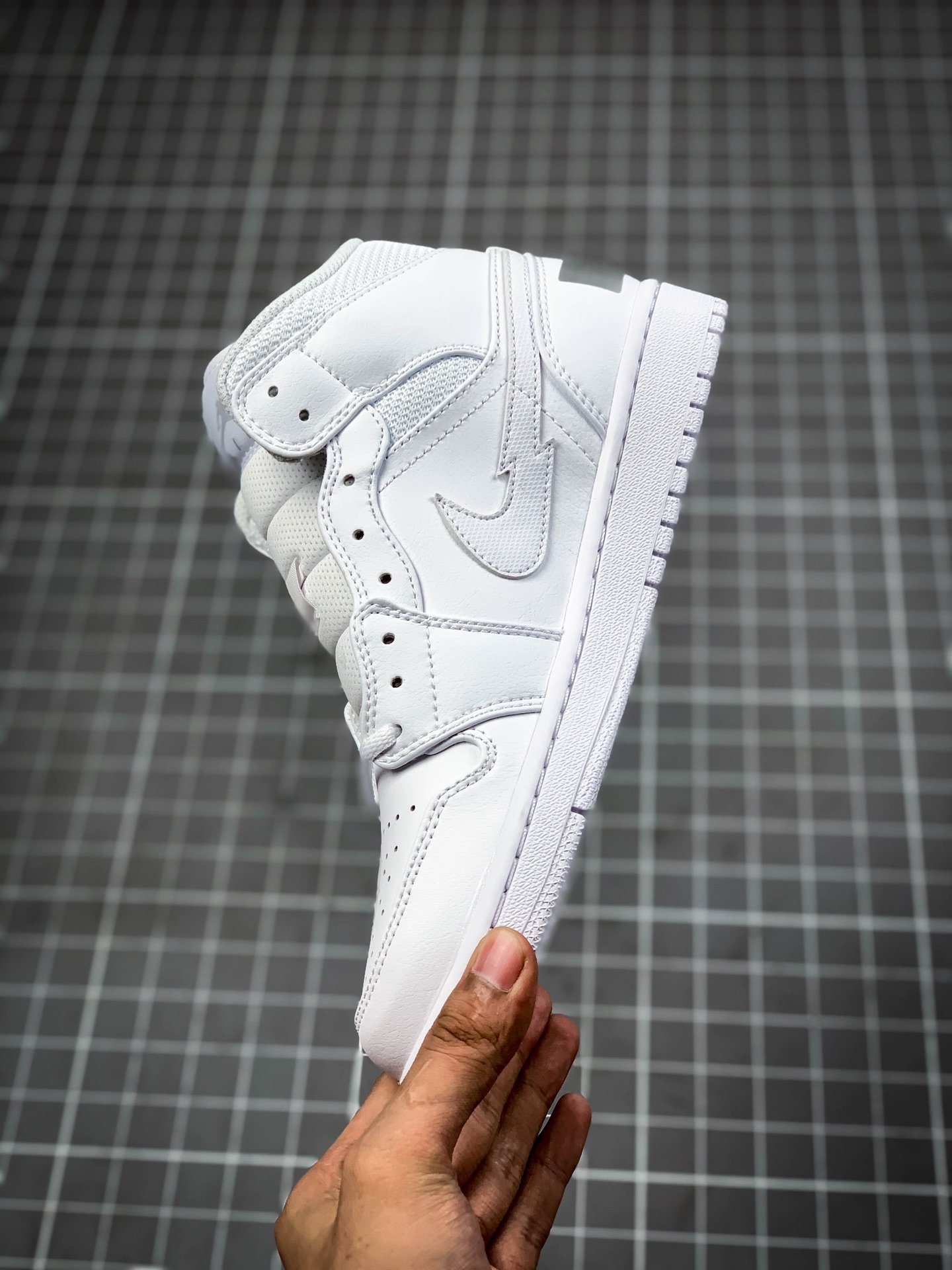 Air Jordan 1 Mid London White/Red-Silver 11