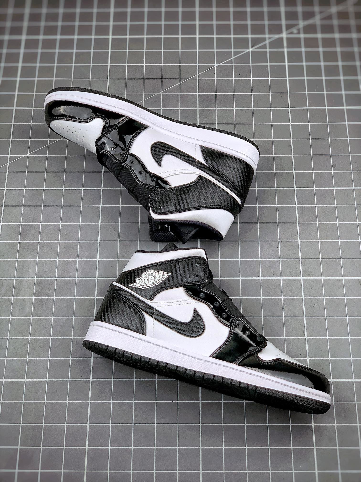 Air Jordan 1 Mid Carbon Fiber Black/White-Black 17