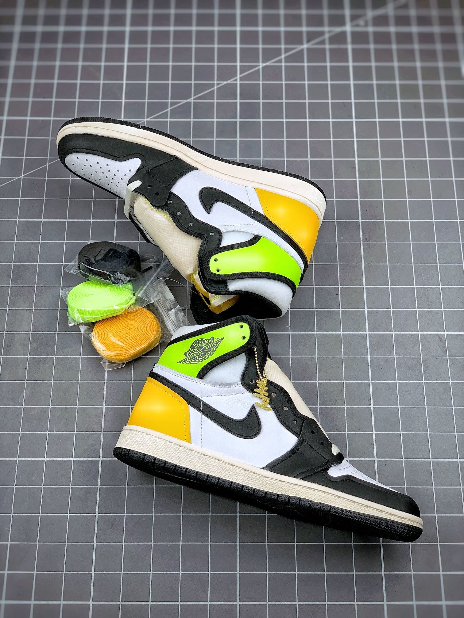 Air Jordan 1 High Retro Volt Gold White/Volt-University Gold-Black 3