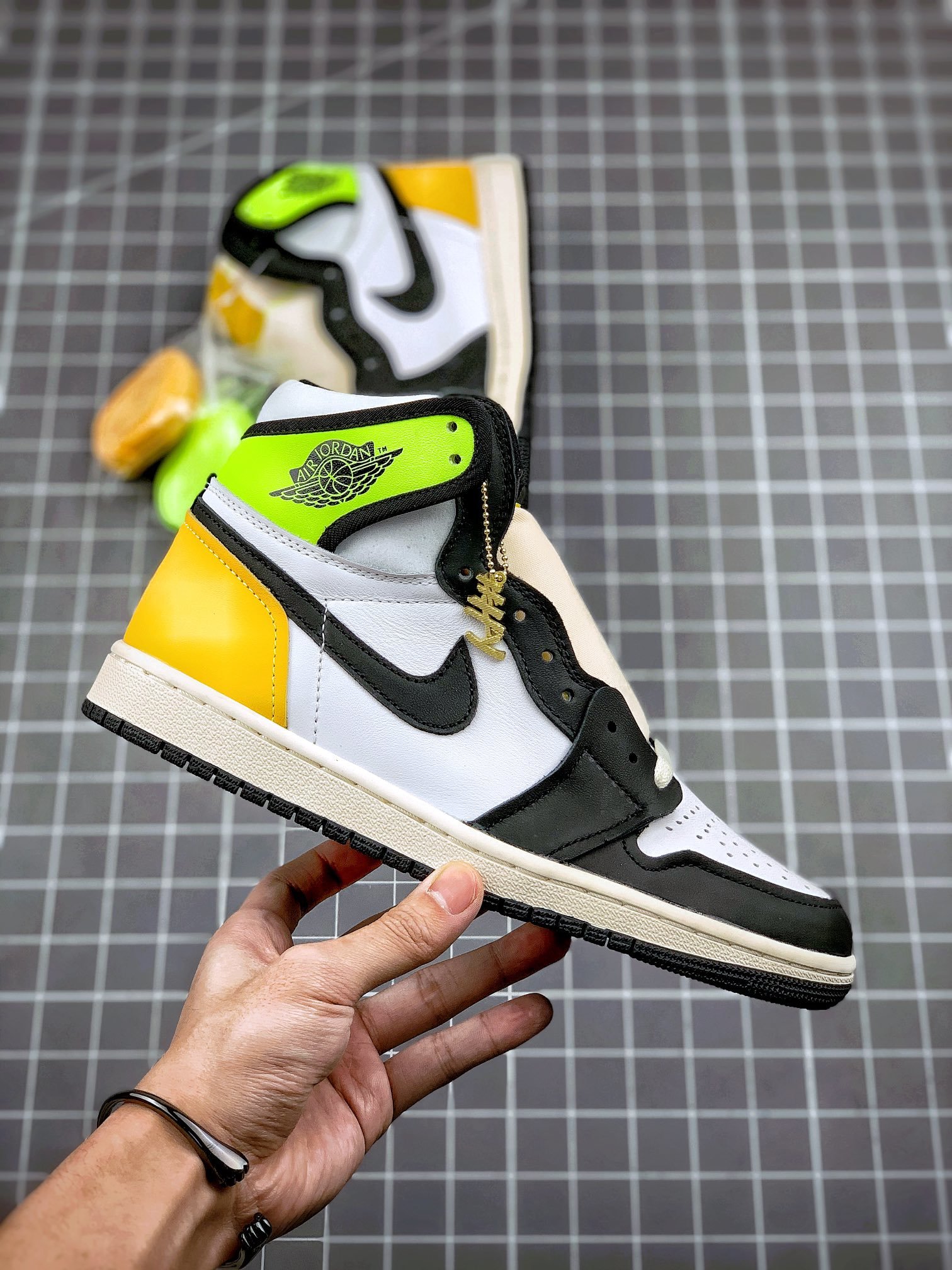 Air Jordan 1 High Retro Volt Gold White/Volt-University Gold-Black 9