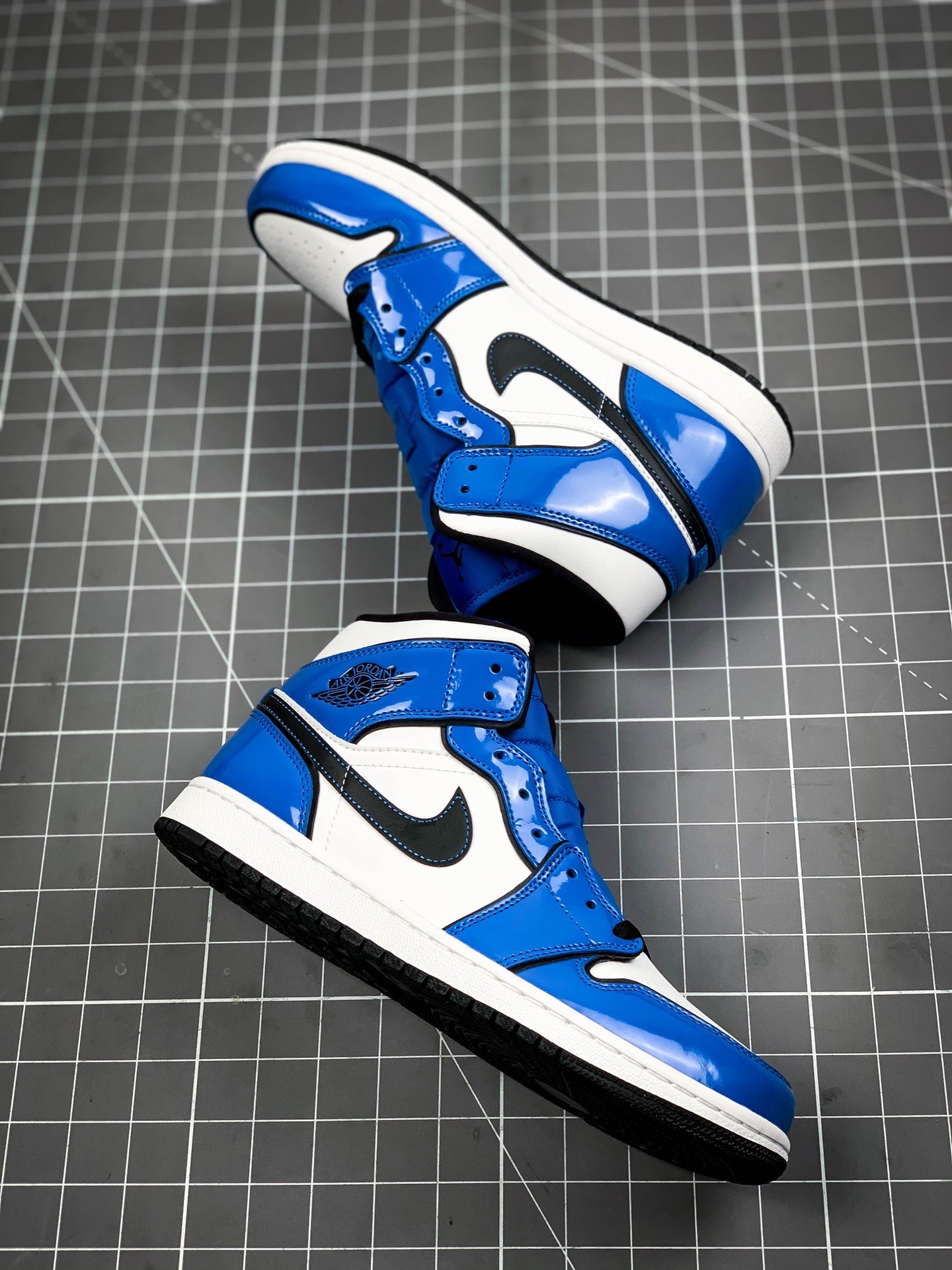 Air Jordan 1 Mid Se Signal Blue Signal Blue/White/Black 7