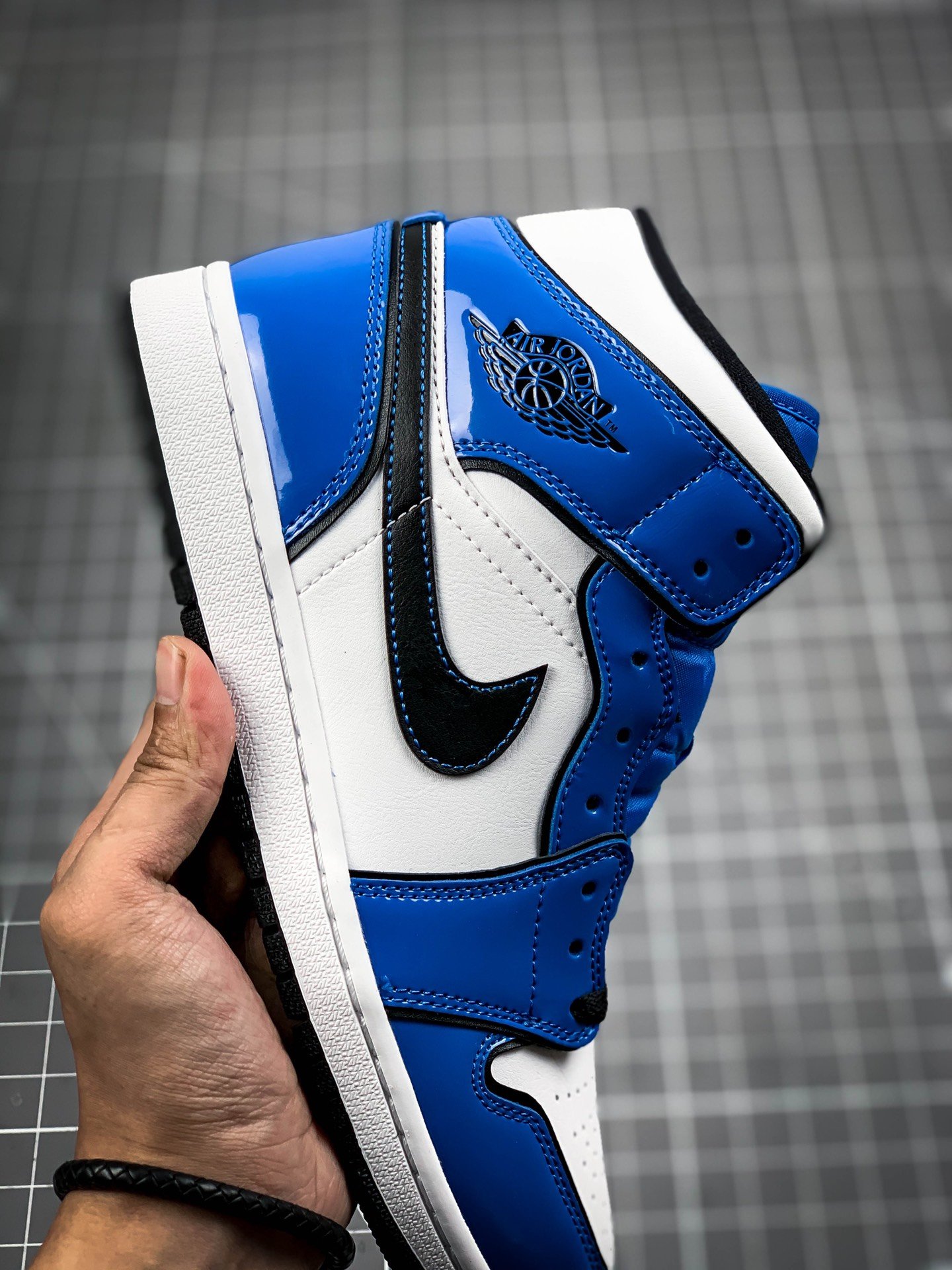 Air Jordan 1 Mid Se Signal Blue Signal Blue/White/Black 9