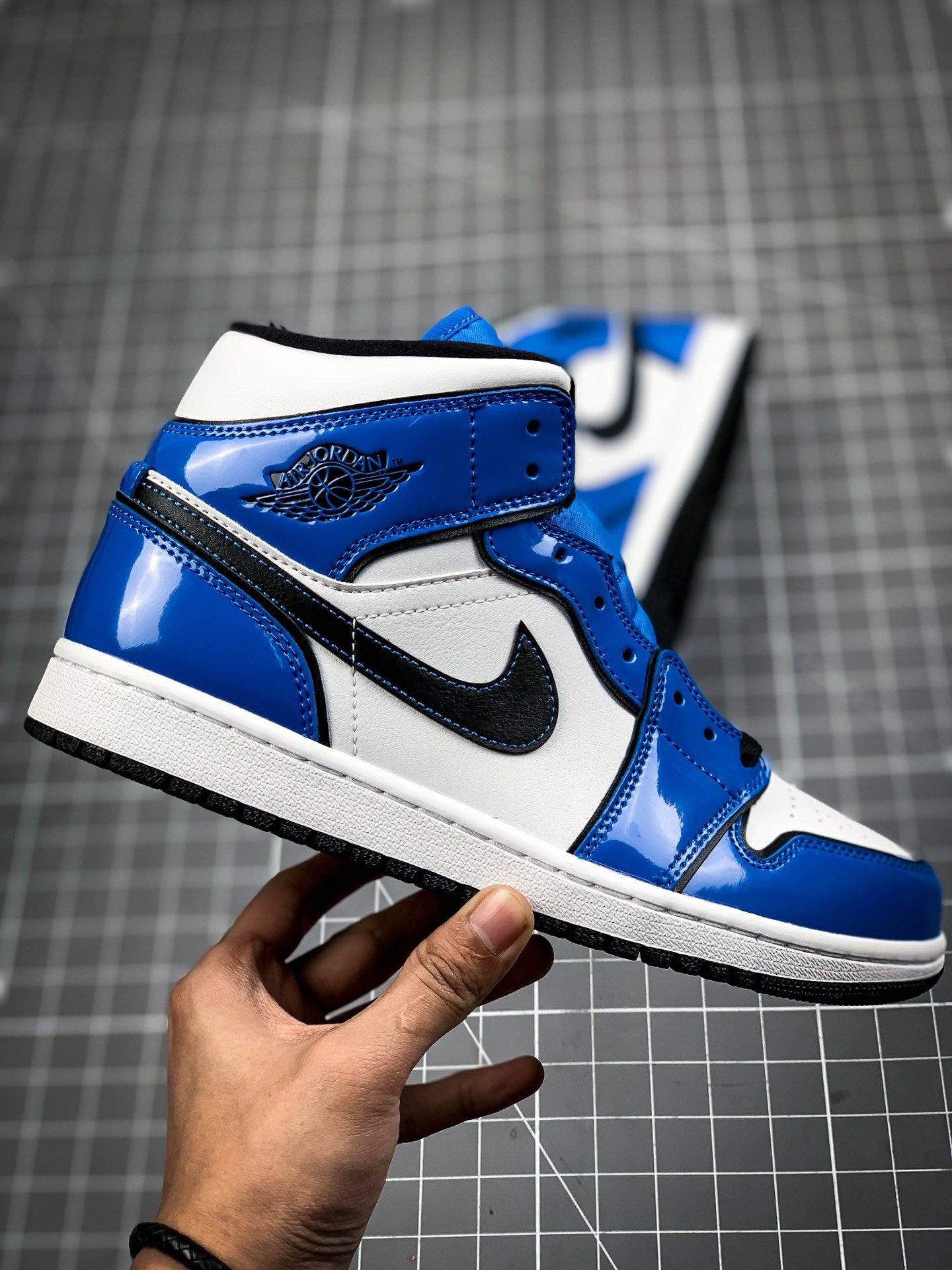 Air Jordan 1 Mid Se Signal Blue Signal Blue/White/Black 11