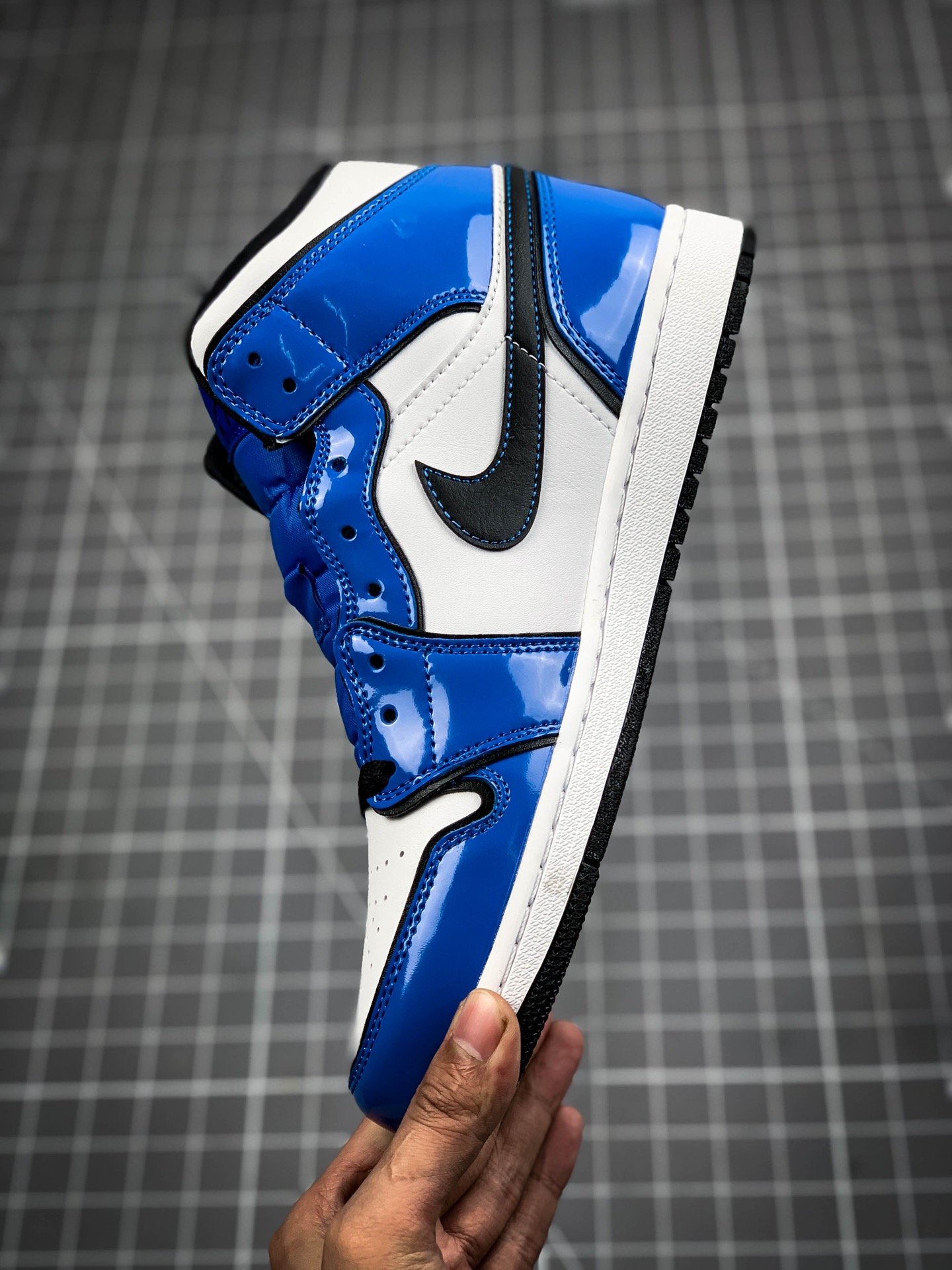 Air Jordan 1 Mid Se Signal Blue Signal Blue/White/Black 13