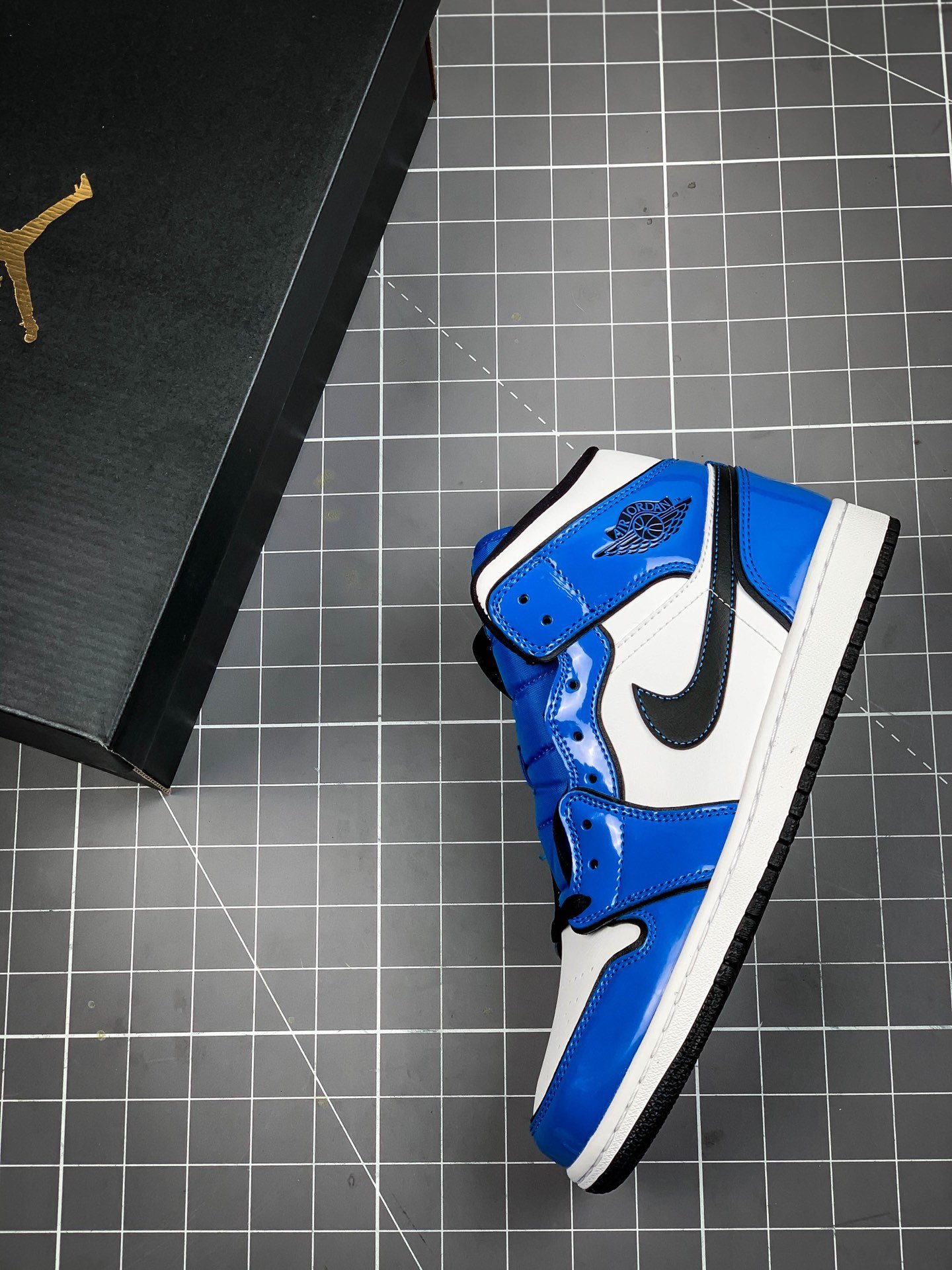 Air Jordan 1 Mid Se Signal Blue Signal Blue/White/Black 17