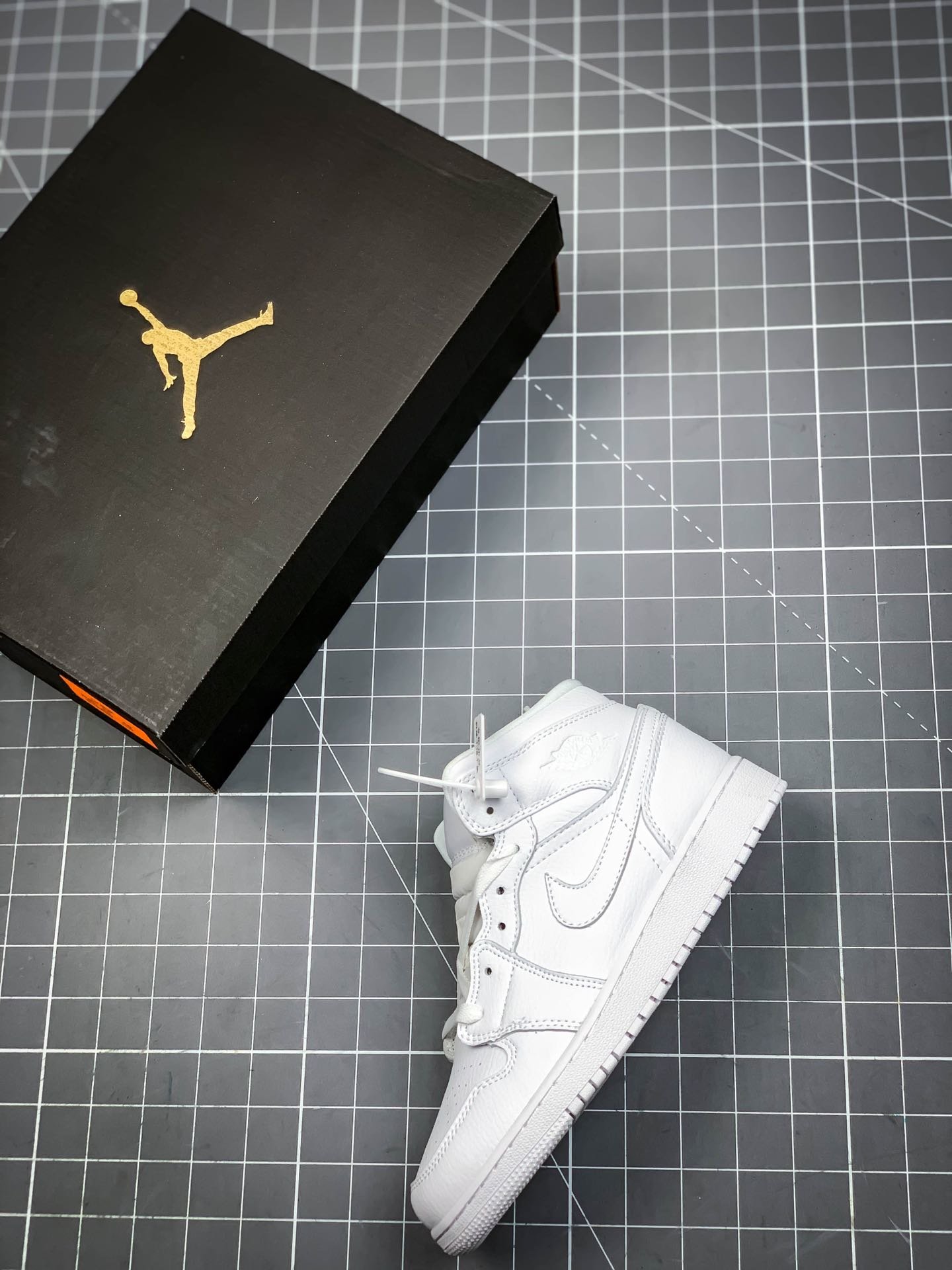 554725-129-[Air Jordan 1 Mid Gs White/White/White 9