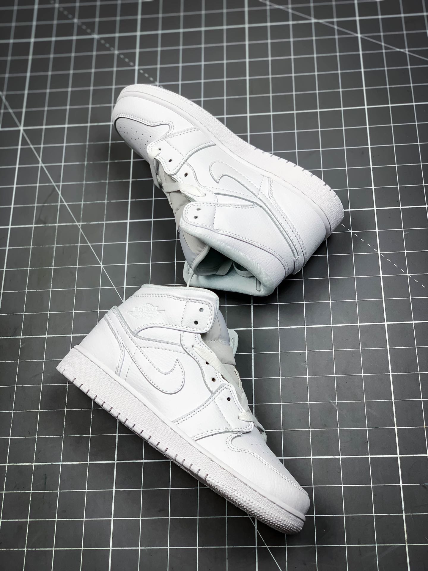 554725-129-[Air Jordan 1 Mid Gs White/White/White 13