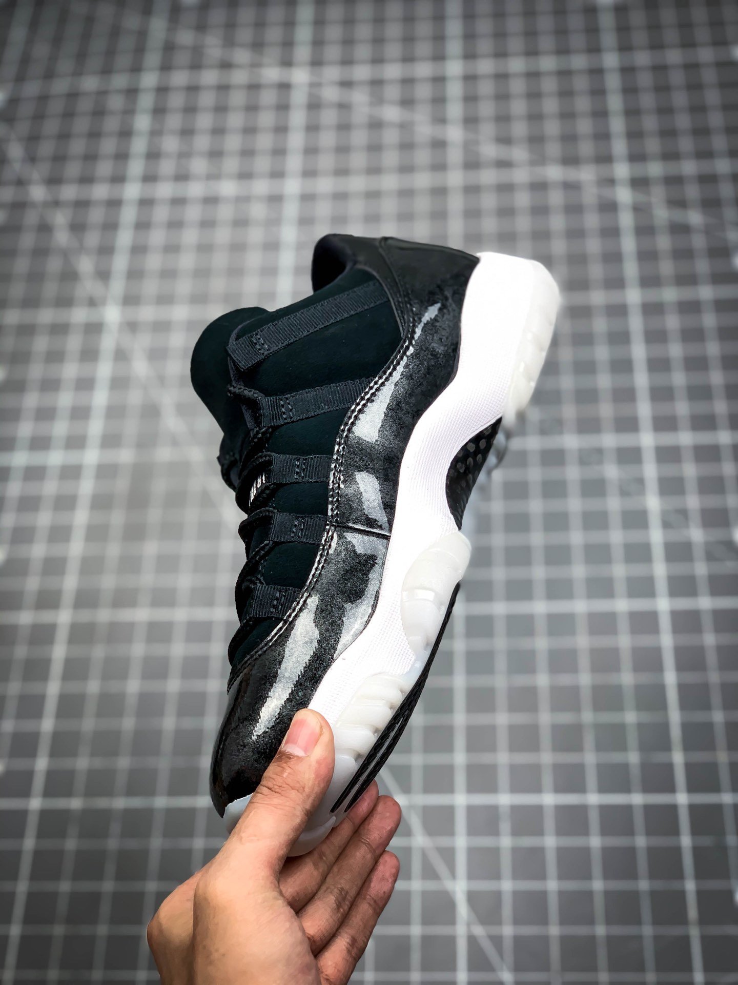 Air Jordan 11 Retro Low Barons Black/Metallic Silver-White 3