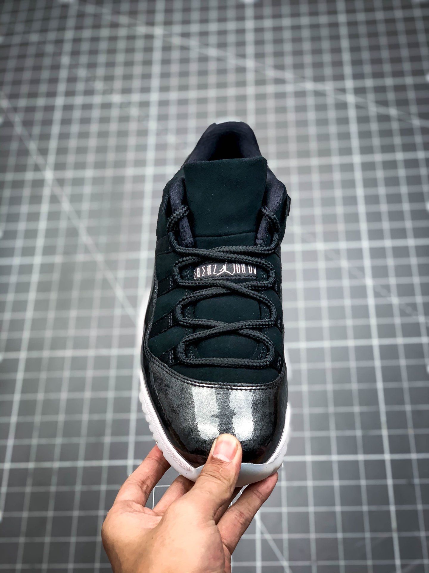 Air Jordan 11 Retro Low Barons Black/Metallic Silver-White 7