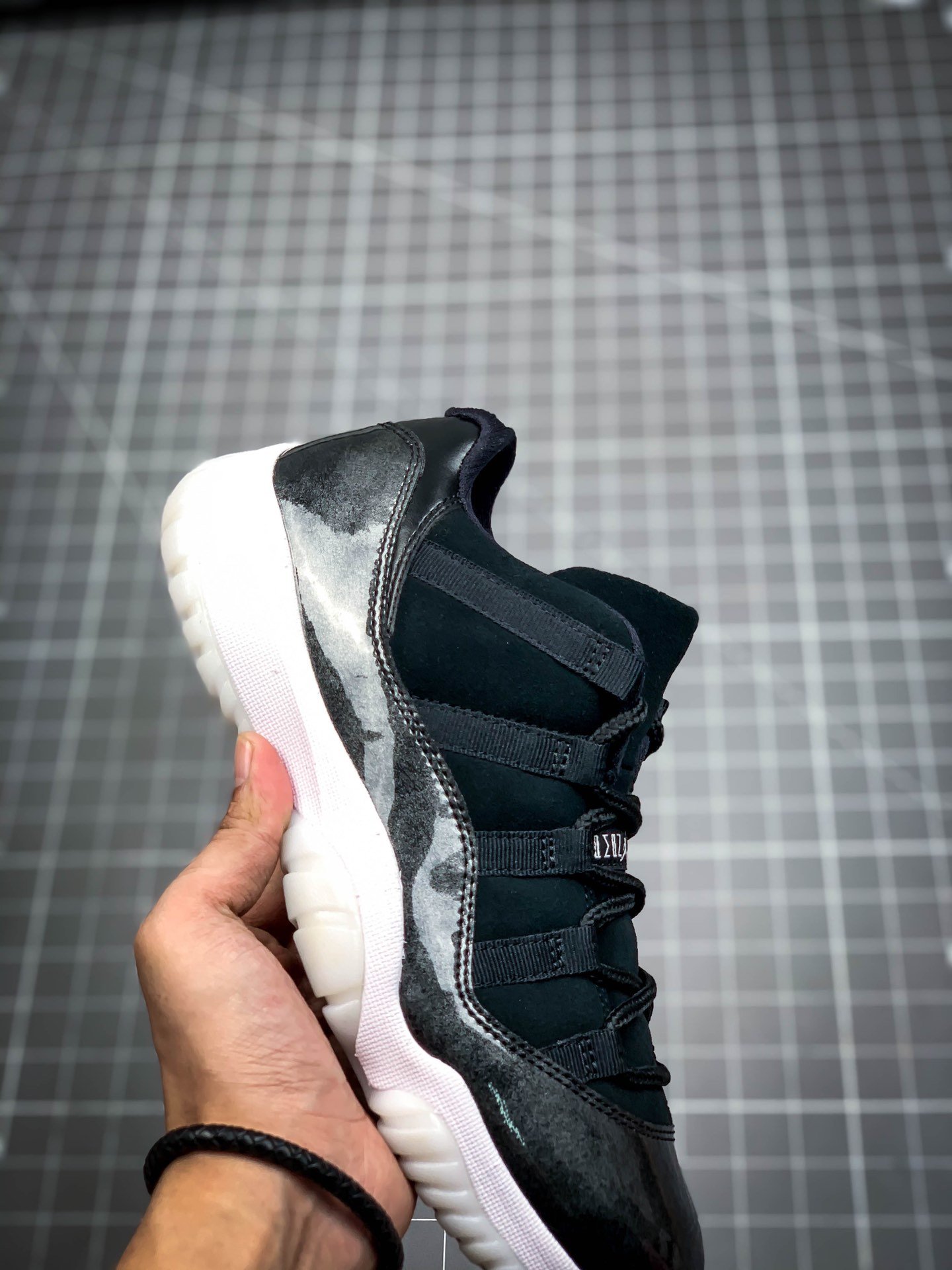 Air Jordan 11 Retro Low Barons Black/Metallic Silver-White 9