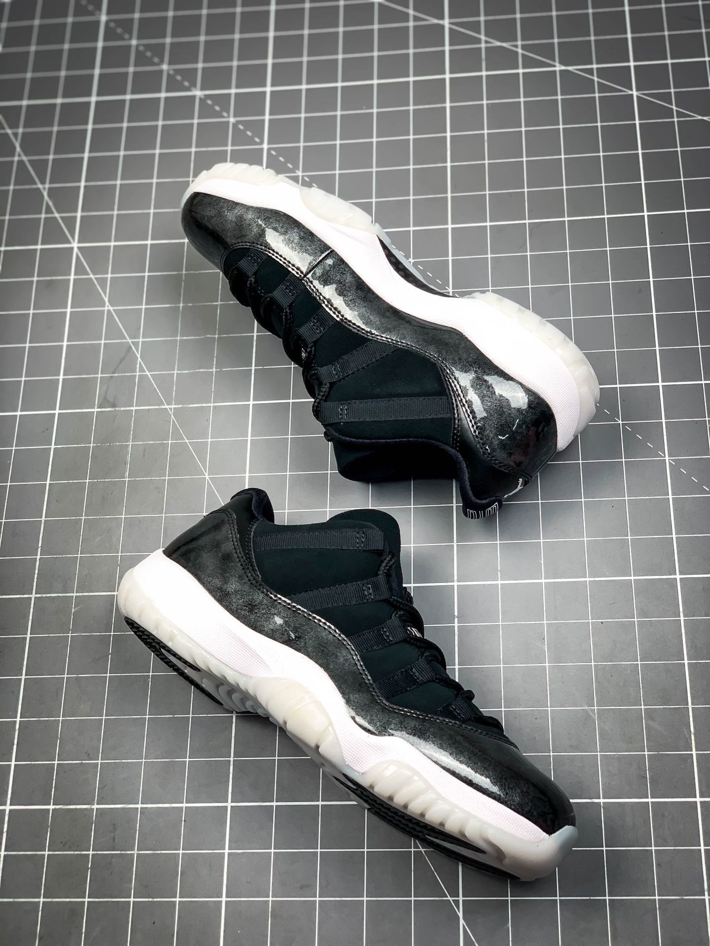 Air Jordan 11 Retro Low Barons Black/Metallic Silver-White 15