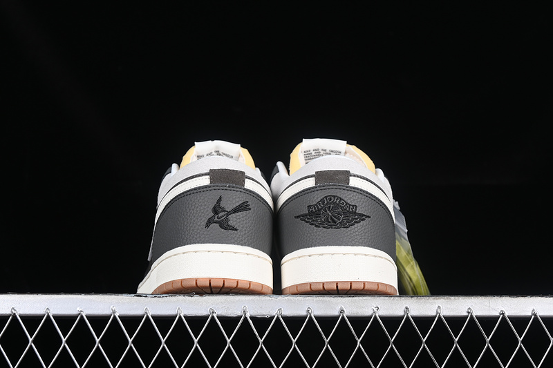 Air Jordan 1 Low Snkrs Day Korea 2023 White/Grey/Brown 11