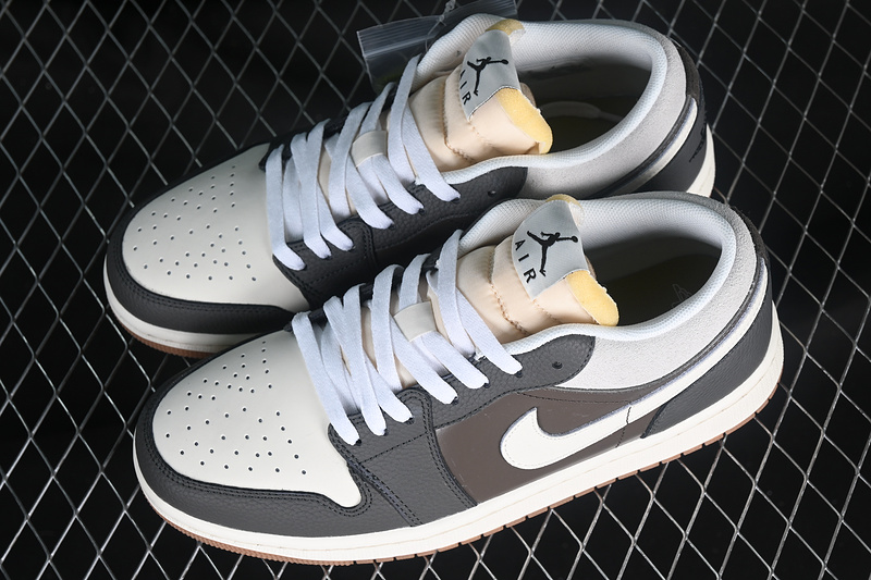 Air Jordan 1 Low Snkrs Day Korea 2023 White/Grey/Brown 17