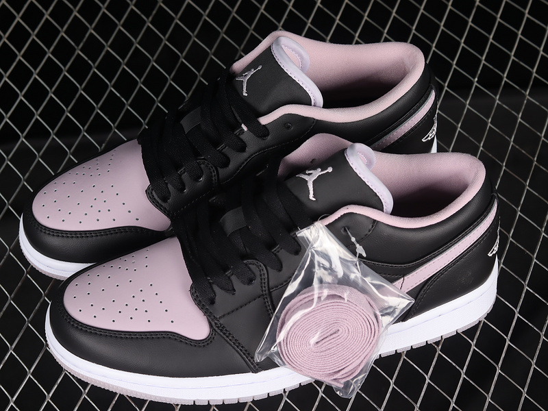 Air Jordan 1 Low Se Black/Iced Lilac/White 17