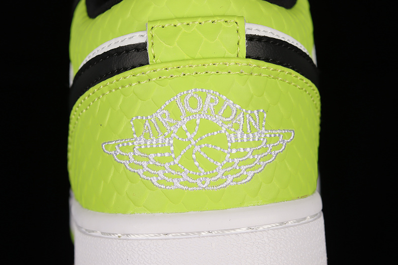 Air Jordan 1 Low Se Vivid Green Snakeskin Black/White 3