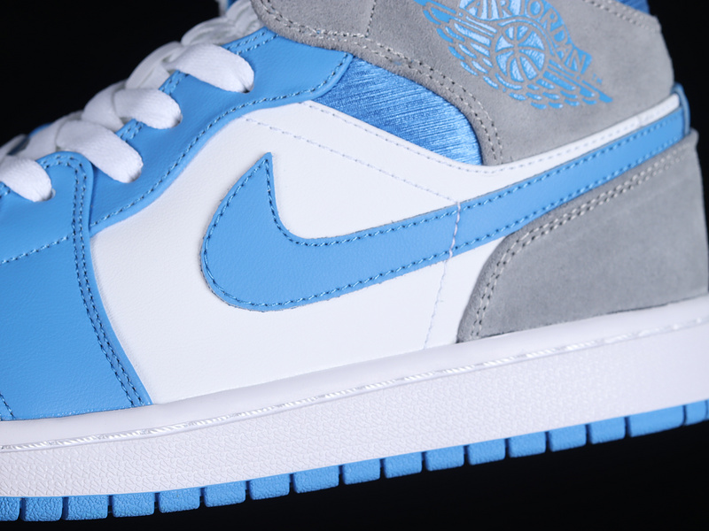 Air Jordan 1 Mid Se White/Wolf Grey/University Blue 25