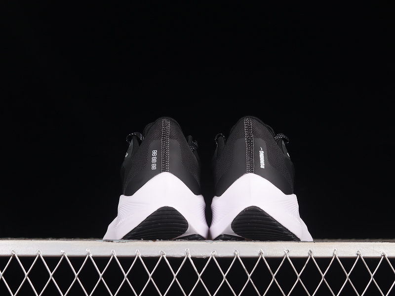 Zoom Winflo 7 Black/White/Anthracite 25