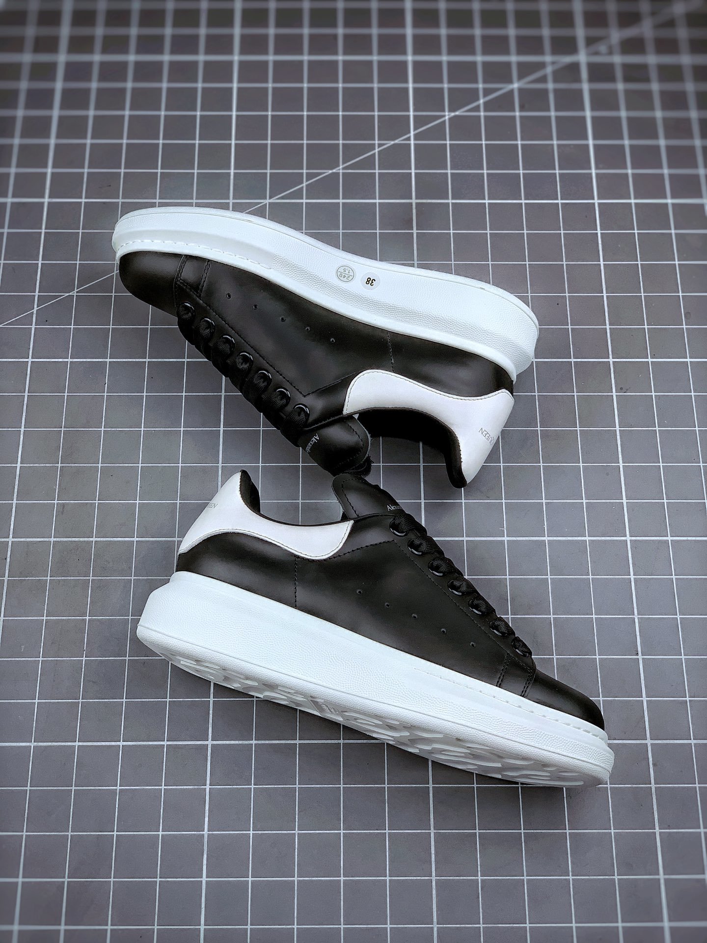 Alexander Mcqueen Black/White 7