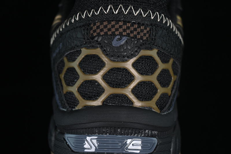 Gel-Kahana 8 Black/Gold 11