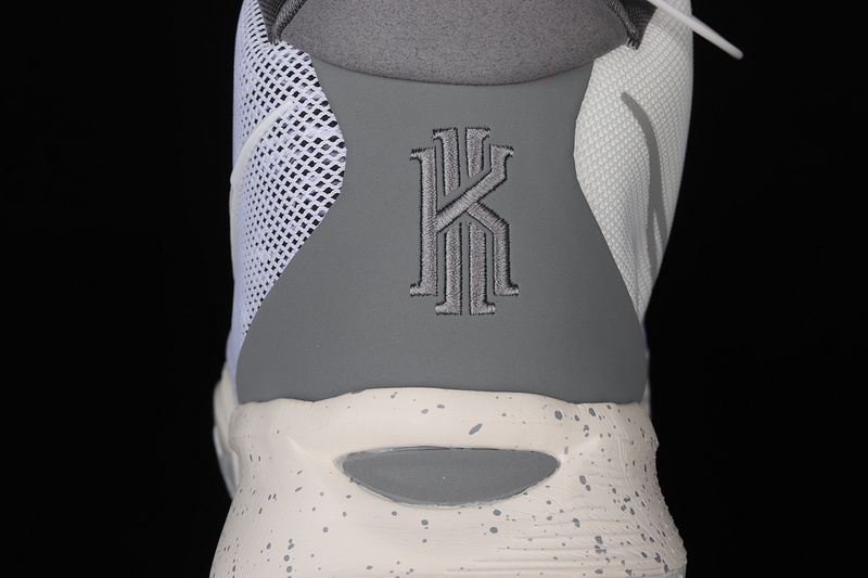 Kyrie 7 Se Gs Chip Light Smoke Grey/Smoke Grey/Summit White/White 5