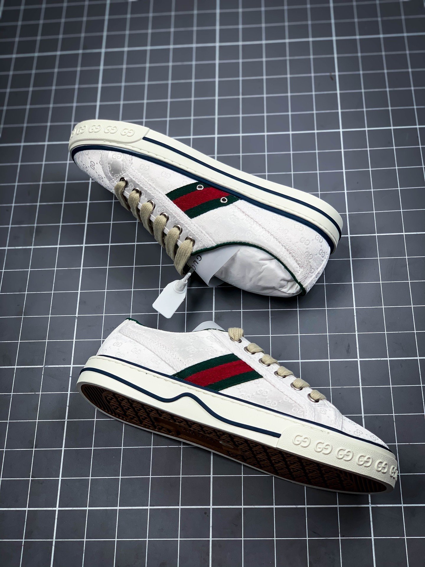 Gucci Ace Embroidered Low-Top White/Red/Green 11