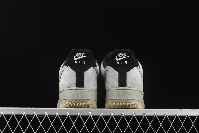 Air Force 1 Low Christmas Black/Brown/Reflective Silver 25