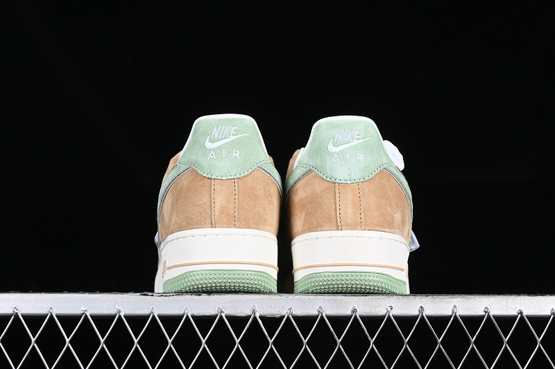 Air Force 1 Low Christmas Tree White/Brown/Green 9