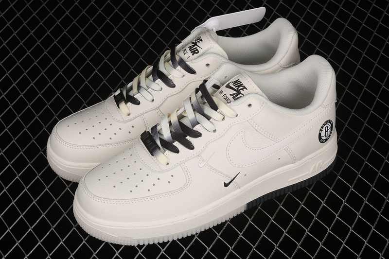 Air Force 1 Low 07 Lv8 White/White/Black 9