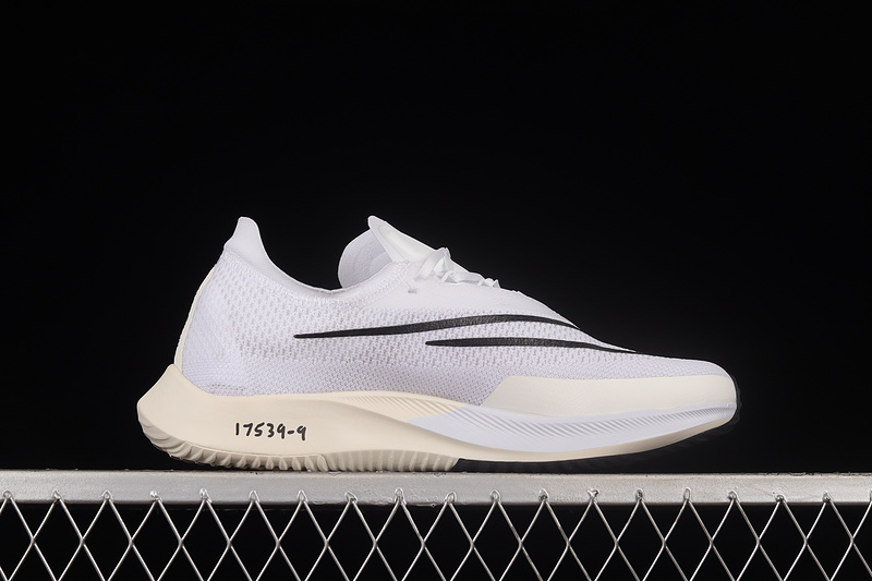 Zoomx Streakfly White/White/Black 15