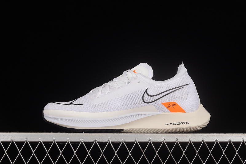 Zoomx Streakfly White/White/Black 17