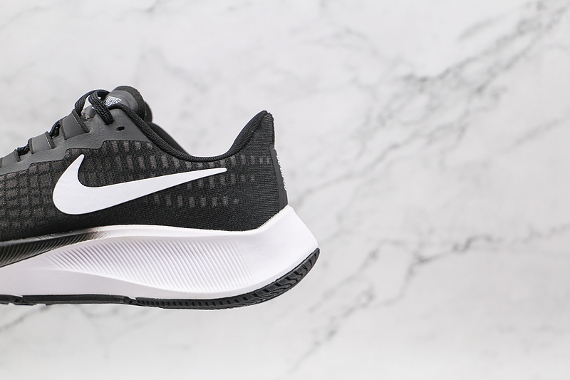 Air Zoom Pegasus 37X Black/Black/White 19