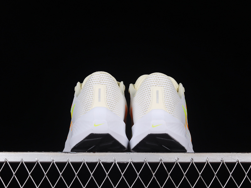 Air Zoom Pegasus 40 White/Volt-Orange 25