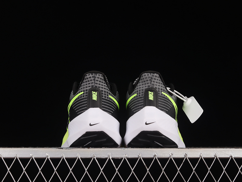 Air Zoom Pegasus 39 Gs Black/Barely Volt/Total Orange/Volt 3