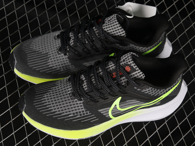 Air Zoom Pegasus 39 Gs Black/Barely Volt/Total Orange/Volt 17