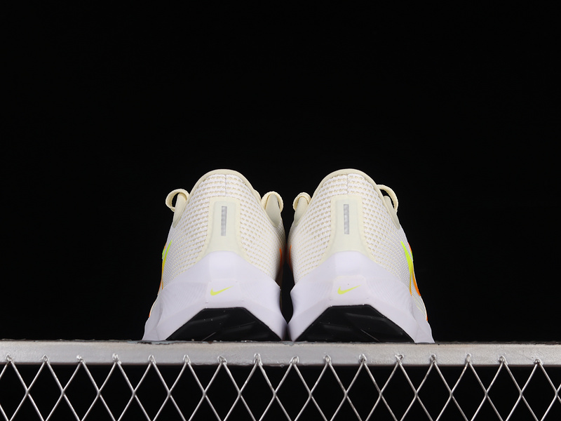 Air Zoom Pegasus 40 White/Coconut Milk/Volt/Multicolor 23