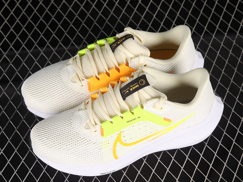 Air Zoom Pegasus 40 White/Coconut Milk/Volt/Multicolor 31