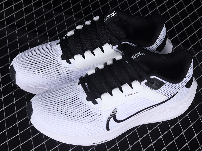 Air Zoom Pegasus 40 White/Black/White 17