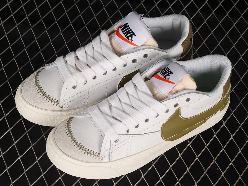 Blazer Low 77 Jumbo White/Khaki/Sail/Black/Hazel Rush/Safety Orange 21