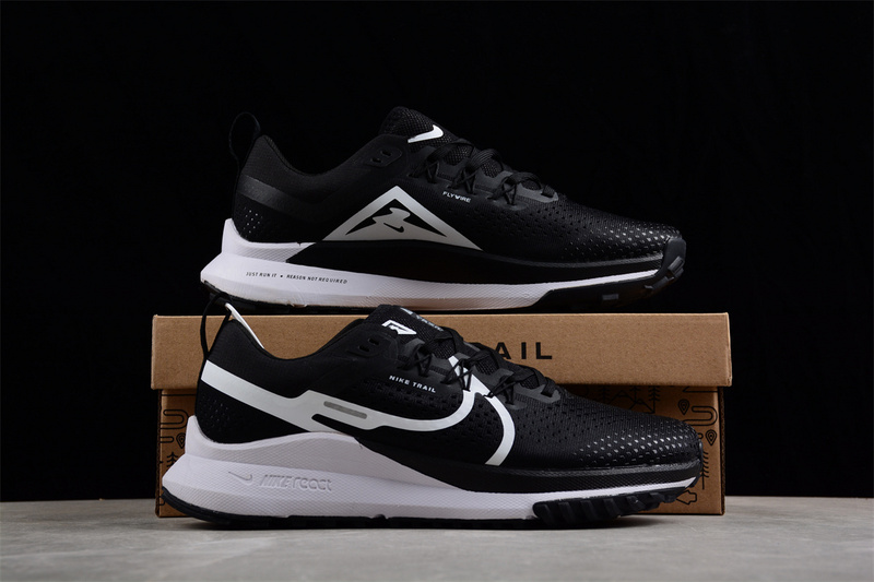 React Pegasus Trail 4 Black/Black/White 29