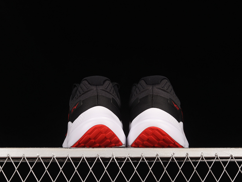 Quest 5 Black/Red/White 7