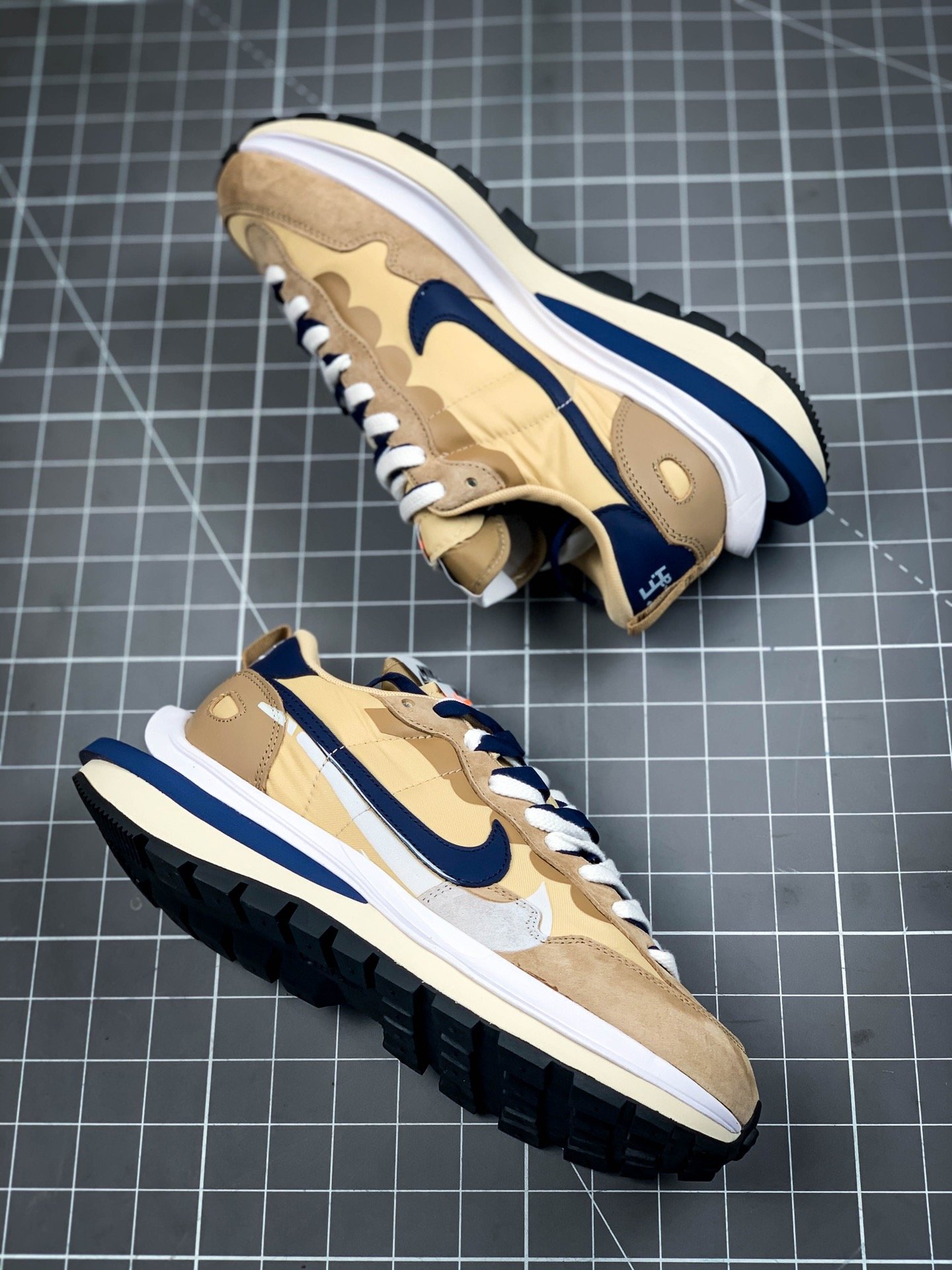 Sacai X Vaporwaffle Tan/Navy Blue/White 9