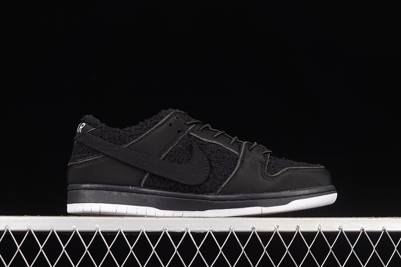 Dunk Low Gnarhunters Black/Black/White 3