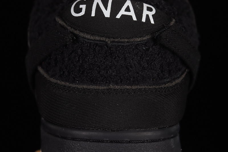 Dunk Low Gnarhunters Black/Black/White 5